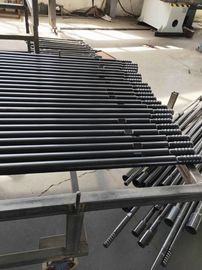 Agujero que limpia con un chorro de agua roscado extensión 21.5m m de Rod de taladro T51 para la perforación del banco