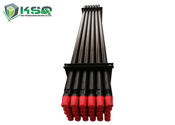 El pozo de agua perfora Roces 89M M con 3 tubos de taladro del 1/2” API Standard Reg DTH