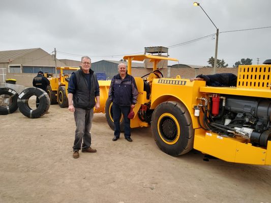 Color hidrostático del amarillo de la capacidad de volumen de la máquina 1m3 del remolque y volcado de carga de la bomba 1CBM